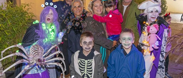 Verkleidete Kinder vor einem Schloss