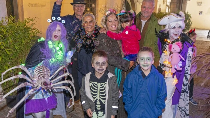 Verkleidete Kinder vor einem Schloss
