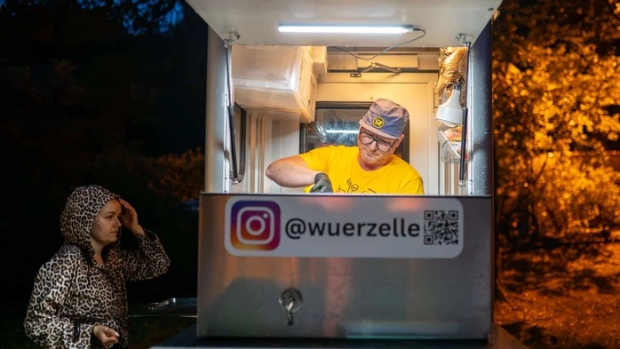 Ein Mann steht in einem Imbiss