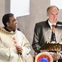 Zwei Männer in einer Kirche