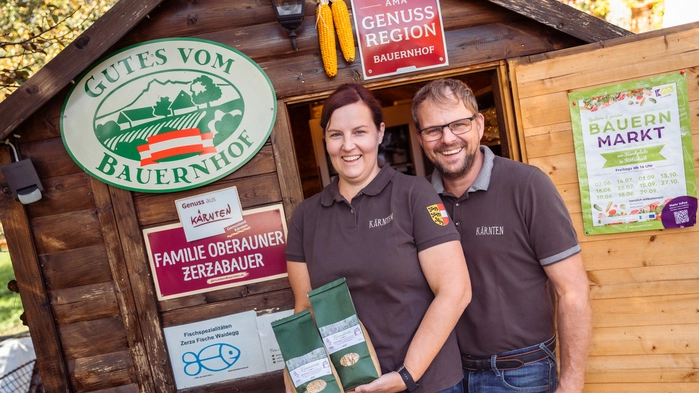 Zwei Personen stehen vor einer Hütte