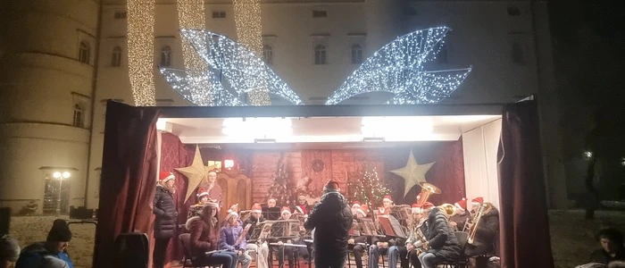 Eine Musikgruppe auf einem Christkindlmarkt