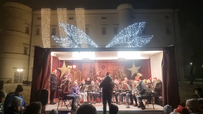Eine Musikgruppe auf einem Christkindlmarkt