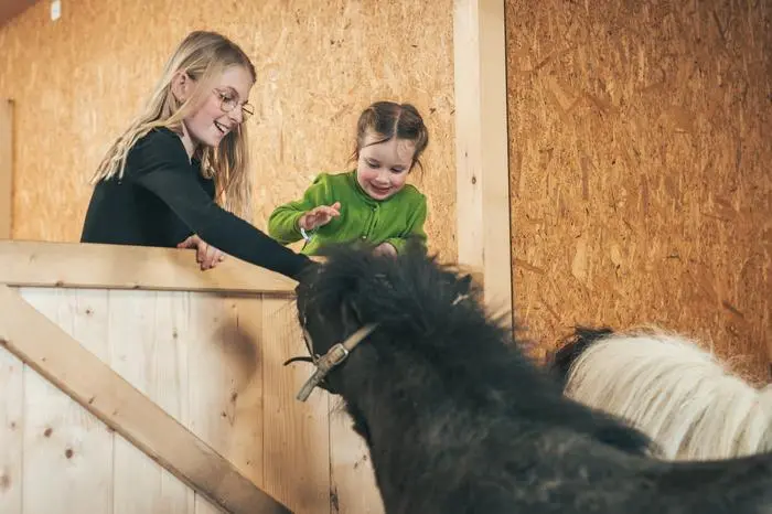Der hoteleigene Bauernhof überzeugt die kleinen Gäste