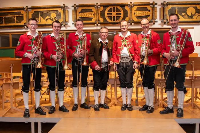 vlnr. Michael Wilhelmer, Florian Ortner, Samuel Guggenberger Kapellmeister Gerald Kubin, Obmann Christian Guggenberger, Gerd Guggenberger und Christian Wilhelmer