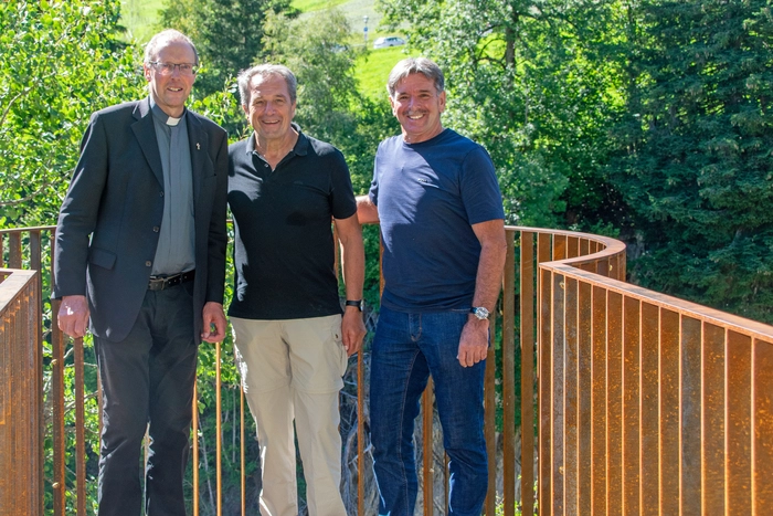 Mit den Projektverantwortlichen und zahlreichen Gästen wurde die Plattform erkundet