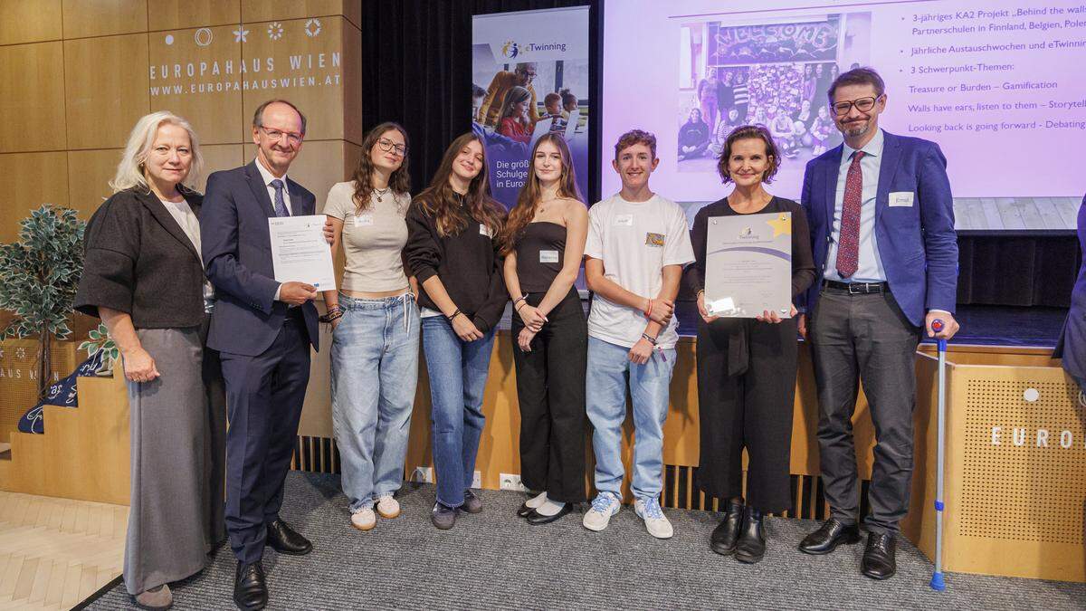 Auszeichnung mit dem nationalen eTwinning-Qualitätssiegel: Silvia Ebner vom BG/BRG Lienz und einige beteiligte Schüler