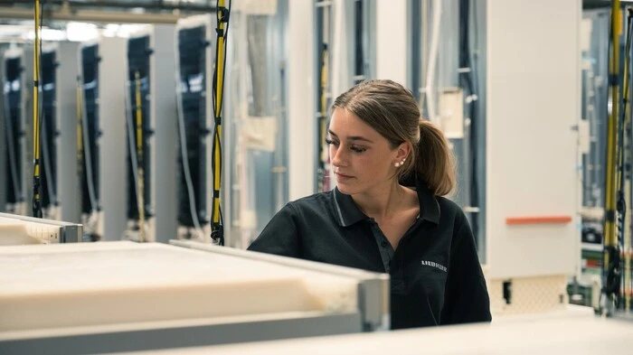 Eine junge Frau bei der Arbeit