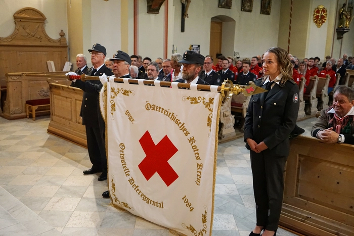 Die neue Vereinsfahne wurde beim Gottesdienst gesegnet                               