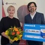 Daniela Koini und Richard Kogler bei der Spendenübergabe