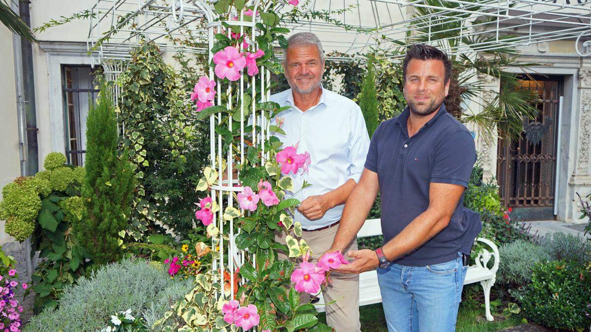 Bürgermeister Gerhard Köfer und Gärtnerei-Leiter Daniel Santner freuen sich über die Titelverteidigung                           