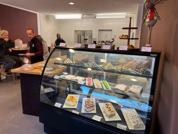 Die gut gefüllte Vitrine lockte schon viele neugierige Kunden an