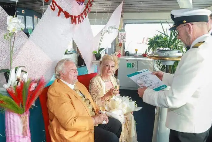 Sie gaben sich ihr zweites „Ja-Wort“ auf hoher See: Am 25. Mai 1974 heirateten Elisabeth und Kurt Pflanzer mit weißer Kutsche. 50 Jahre später erneuerten sie ihr Ehegelübde. Ihr Geheimnis für eine lange Liebe ist „Höhen und Tiefen gemeinsam zu durchleben“. Ihre Goldene Hochzeit nahmen sie als Anlass, um nochmals zu heiraten. Als Liebhaber der Serie „Verrückt nach Meer“ entschlossen sie sich für eine Reise mit der MS Artania, um auf „Seemannsart“ getraut zu werden. Ein besonderer Höhepunkt: Sie hatten die gleichen – inzwischen erwachsenen – Blumenmädchen wie damals. „Wenn wir gemeinsam Fotos durchsehen und unser Leben Revue passieren lassen, sind wir mit großer Dankbarkeit erfüllt. Wir haben uns noch immer so gern und müssen etwas richtig gemacht haben“, sagt das Paar.