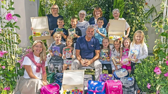 Eine Gruppe mit Schultaschen