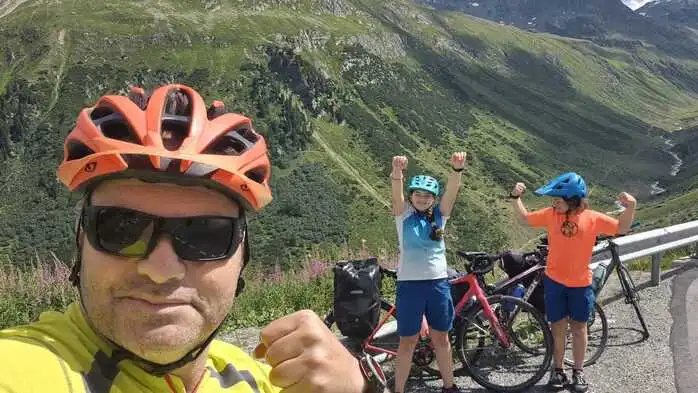 Drei Radfahrer an einer Straße