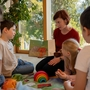 Die Kinder treffen sich mit einer Gruppenleiterin und Gleichaltrigen