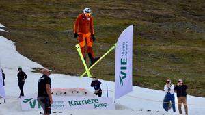 Hoher Luftstand und satte 6,5 Meter Fluglänge von Thomas Morgenstern auf der „Carnia“-Skisprungschanze in Tröpolach