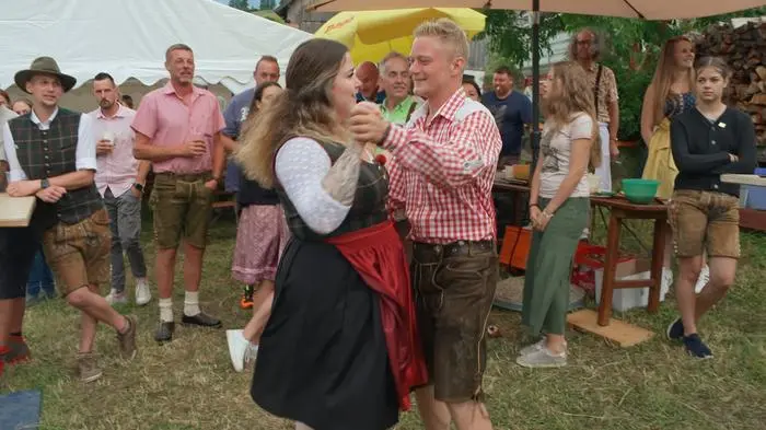 Bei einem Tanz kommen sich Sarah und Henry näher