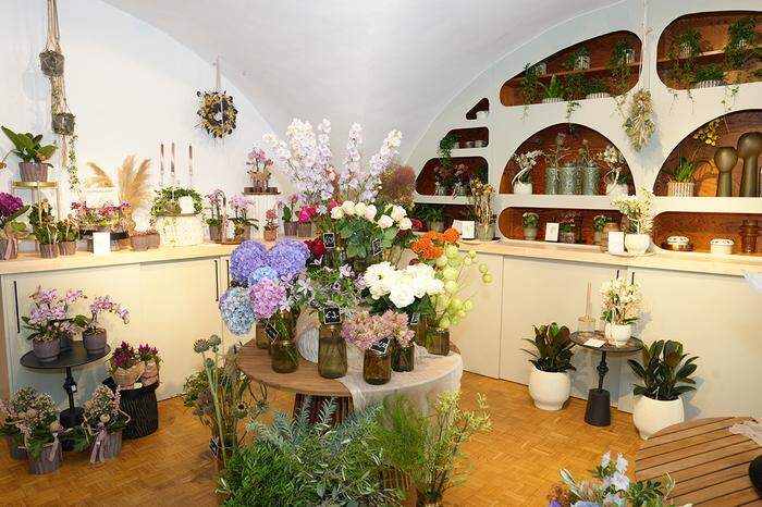 In den Räumlichkeiten am Gmündner Hauptplatz werden unterschiedliche Blumen und Gestecke angeboten