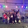 Junge Tänzer posieren in einer Lagerhalle mit bunten Lichtern für ein Gruppenfoto | Ein Gruppenfoto der „Funky Monkez“
