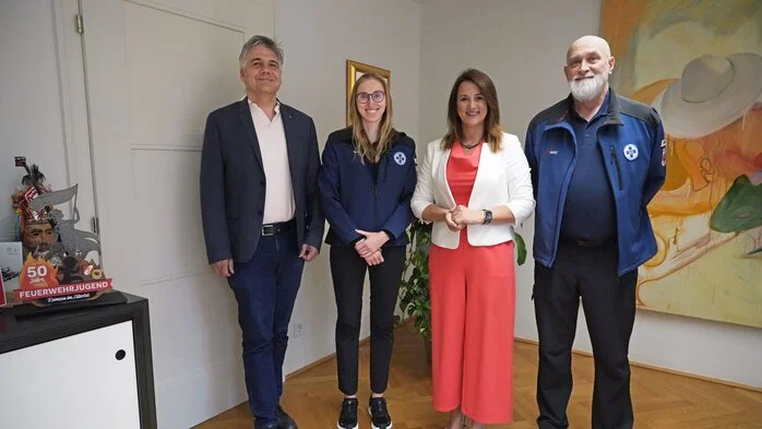 Vier Personen posieren für ein Gruppenfoto