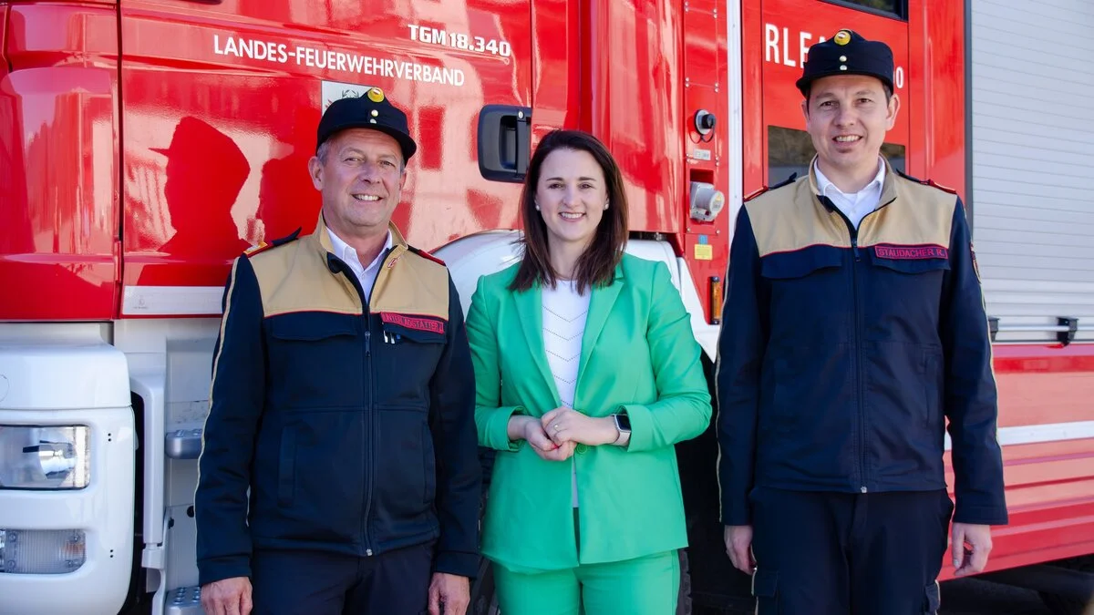 Sicherheitslandesrätin Astrid Mair gemeinsam mit Landesfeuerwehrkommandant Jakob Unterladstätter (rechts) und Landesfeuerwehrinspektor Rene Staudacher (links)