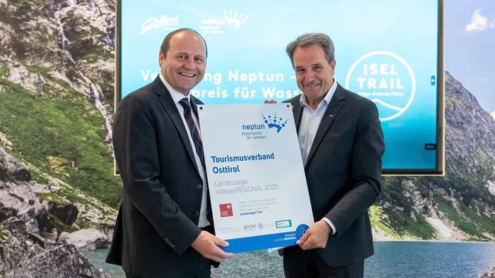 Übergabe der Urkunde durch Landeshauptmann-Stellvertreter Josef Geisler an Tourismusverband Osttirol Obmann Franz Theurl