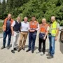Sechs Männer stehen bei einer Baustelle