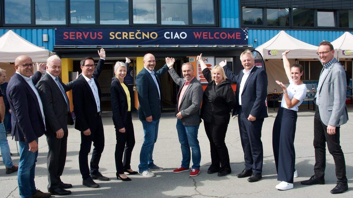 Freude über ein gelungenes Projekt: Bürgermeister Johannes Lenzhofer (Dellach), BH Heinz Pansi, Landtagsabgeordneter Ronny Rull, LHStv Gaby Schaunig, Bürgermeister Josef Zoppoth und Markus Salcher, IKP-Obmann Bürgermeister Leopold Astner (Hermagor), Victoria Gailer und Bürgermeister Christian Müller (Gitschtal)