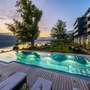 Ein Pool vor einem Hotel bei Nacht