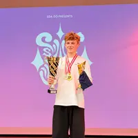 Laurin Walder mit seinem Pokal