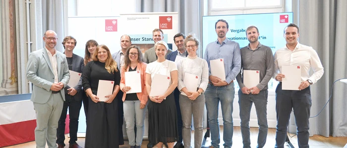 Im Rahmen einer feierlichen Vergabe im Innsbrucker Landhaus, bei der die einzelnen Projekte vorgestellt wurden, konnten die Förderzusagen überreicht werden