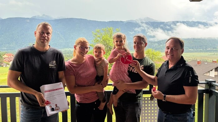 Personen stehen auf einem Balkon