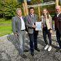 Vizebürgermeister Hermann Schluder, Landeshauptmann-Stellvertreter Martin Gruber, Maria Schluder und Bürgermeister Manfred Fleißner am neuen Spielplatz in Kleblach-Lind