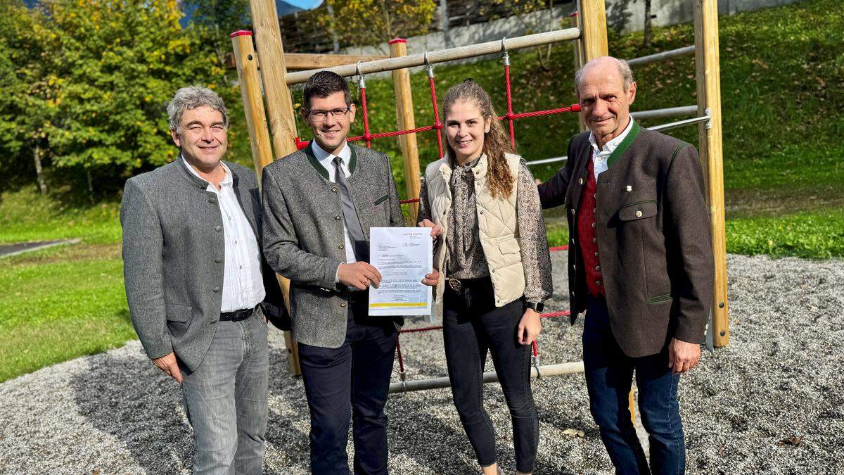 Vizebürgermeister Hermann Schluder, Landeshauptmann-Stellvertreter Martin Gruber, Maria Schluder und Bürgermeister Manfred Fleißner am neuen Spielplatz in Kleblach-Lind