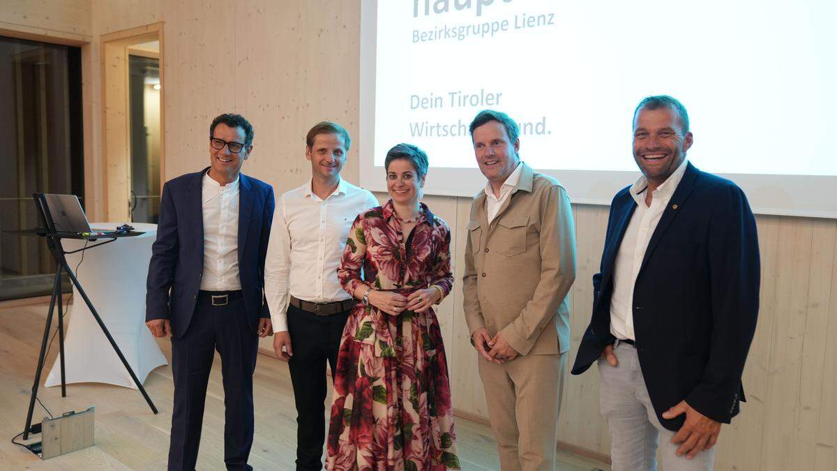 Der frisch gewählte Bezirksvorstand der Bezirksgruppe Lienz: Richard Ortner, Robert Edlinger, Michaela Hysek-Unterweger, Christof Schett und Hans Gumpitsch)