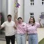 Drei junge Menschen halten Trophäen in ihren Händen