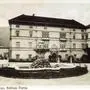 Das Schloss Porcia mit Burgplatz und Alexiusbrunnen um 1910
