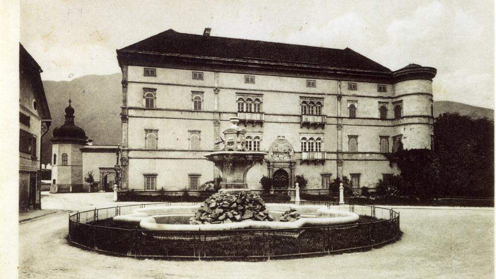 Das Schloss Porcia mit Burgplatz und Alexiusbrunnen um 1910