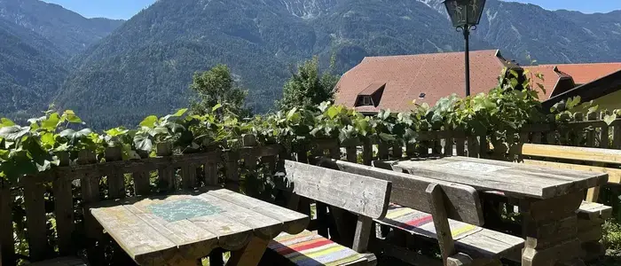 Holzbänke im Sonnenschein