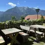 Holzbänke im Sonnenschein