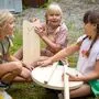 Drei Kinder mit Holzstücken