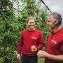 Friedl Webhofer und Sohn Michael gehören fünf Hekar Obstgärten