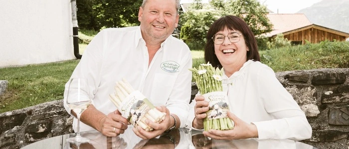Zwei Personen halten Spargel in den Händen