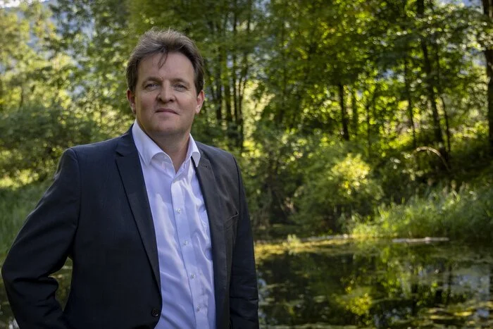 Naturschutzlandesrat René Zumtobel freut sich über den Einsatz der Mittel aus dem Tiroler Naturschutzfonds, um das Amphibienleitsystem am Nörsacher Teich zu errichten