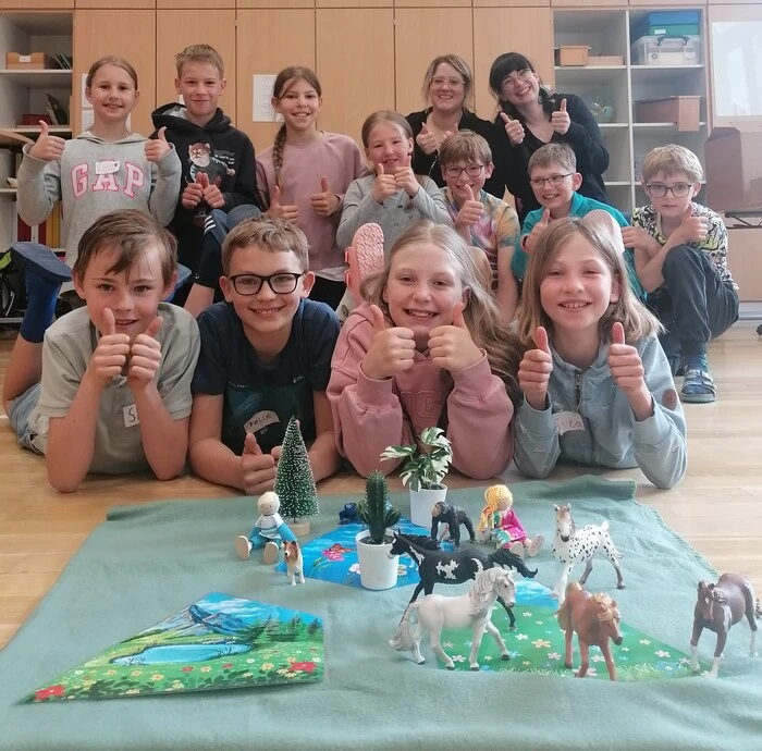 Sven, Felix, Lena und Svea sowie die Kinder der VS Mallnitz erforschen die Geheimnisse der Biodiversität