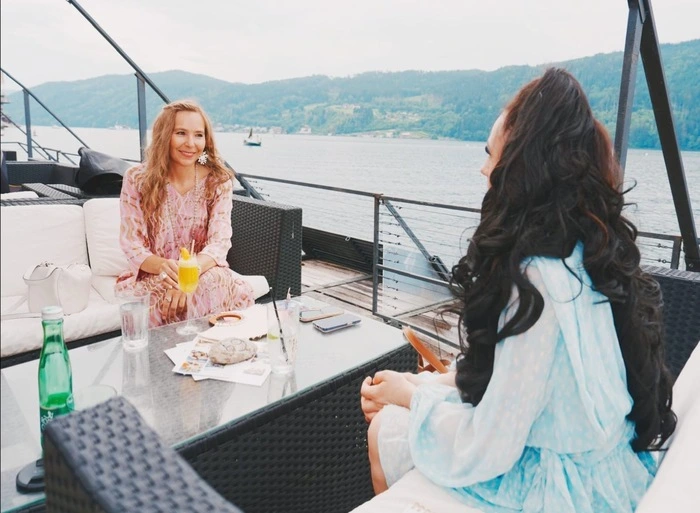 Julia Malischnig im Gespräch mit Redakteurin Laura Quedritsch
