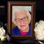 Das Foto der Verstorbenen, umgeben von weißen Blumen