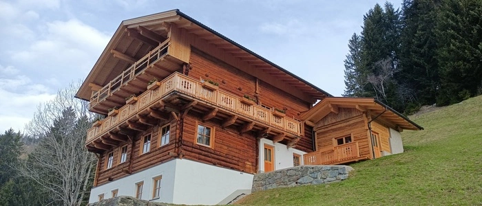 Ein großes Haus in einem Hang in der Natur