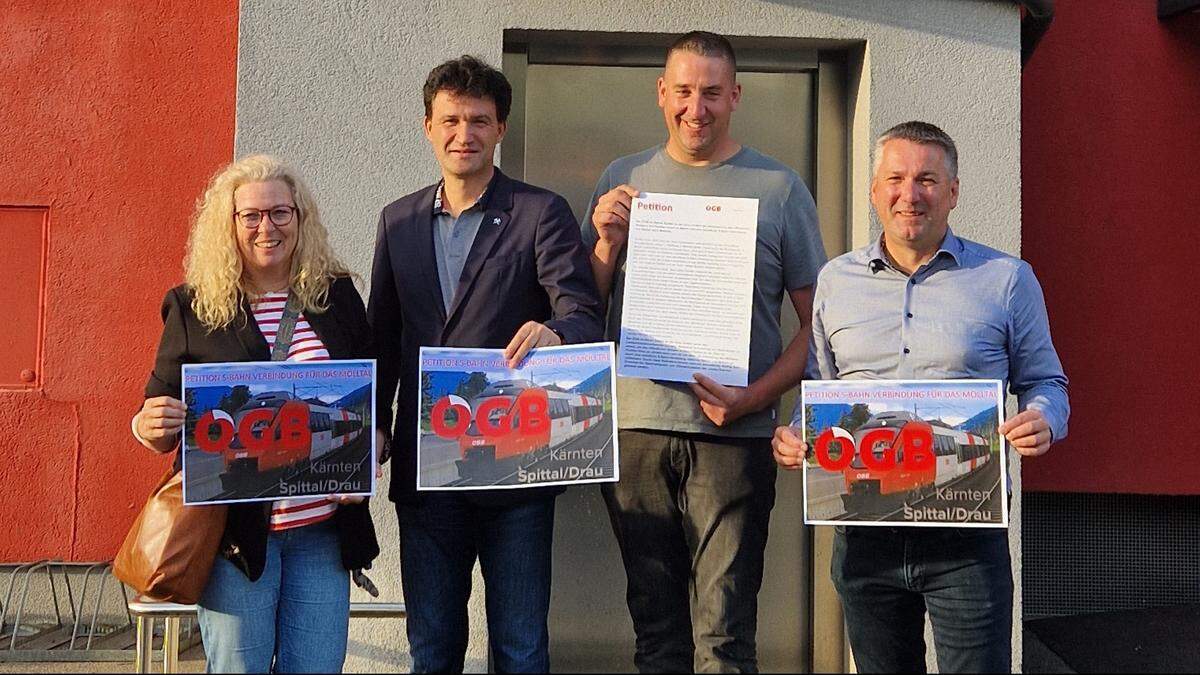 Margit Oberrauter, Martin Kowatsch, Stefan Hölbling und Andreas Unterrieder mit der Petition